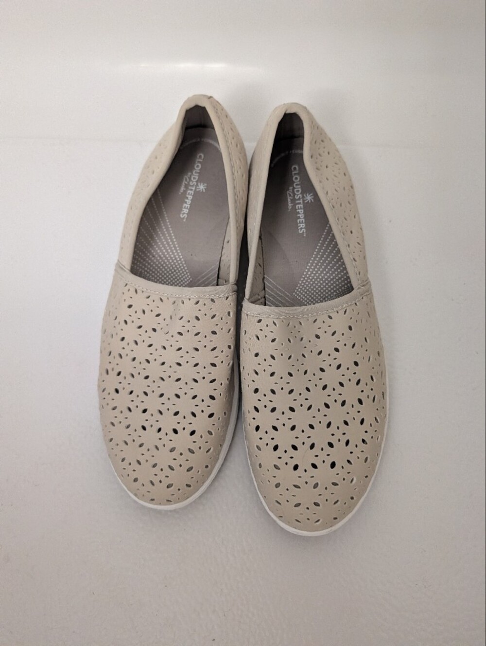 NWOT Clarks cloudsteppers Women's Perforated Slip-On Flats in Beige Size 9.5
